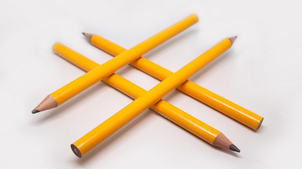 黄色い鉛筆で作ったハッシュタグ