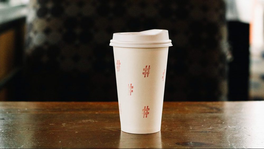 コーヒーカップに印字されたハッシュタグ
