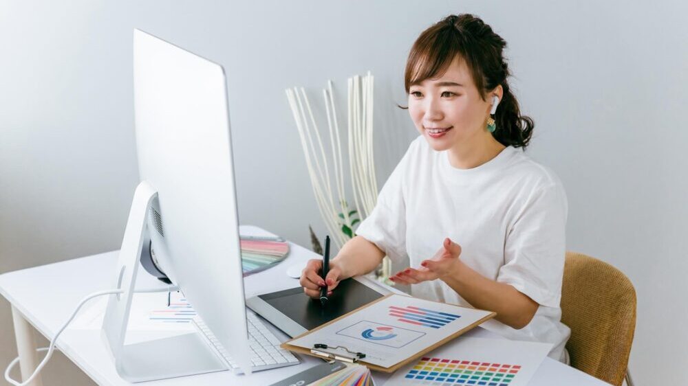 WEB会議するデザイナーのアジア人女性